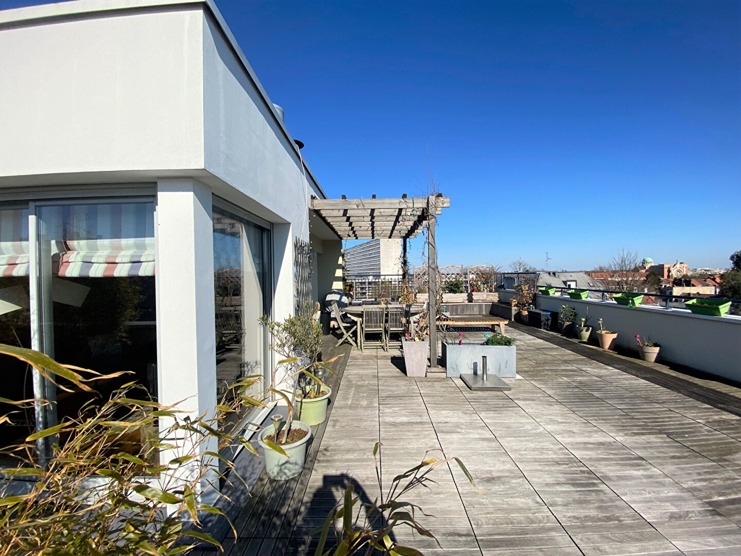 
Appartement  en rooftop Lille saint Maur, doté d'une terrasse panoramique de 65 m², 3 chambres, garage, cave et parking
